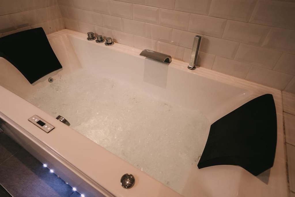 Ultimate Comfort ! Jacuzzi & Sauna. Besançon Exteriér fotografie